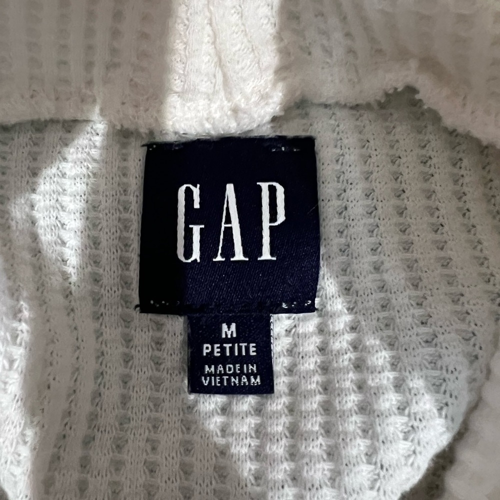 GAP Waffle Knit Turtleneck T-Shirt Size Medium Petite. Ivory color pre-worn - Picture 4 of 6